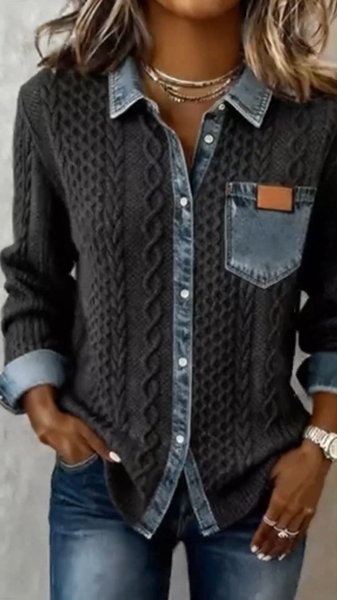 Camisa de senhora artesanal de malha entrançada com detalhes em ganga - Cinza escuro, estilo casual, com botões