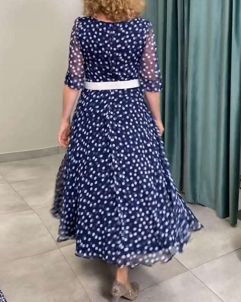 Vestido de manga curta em chiffon com bolinhas