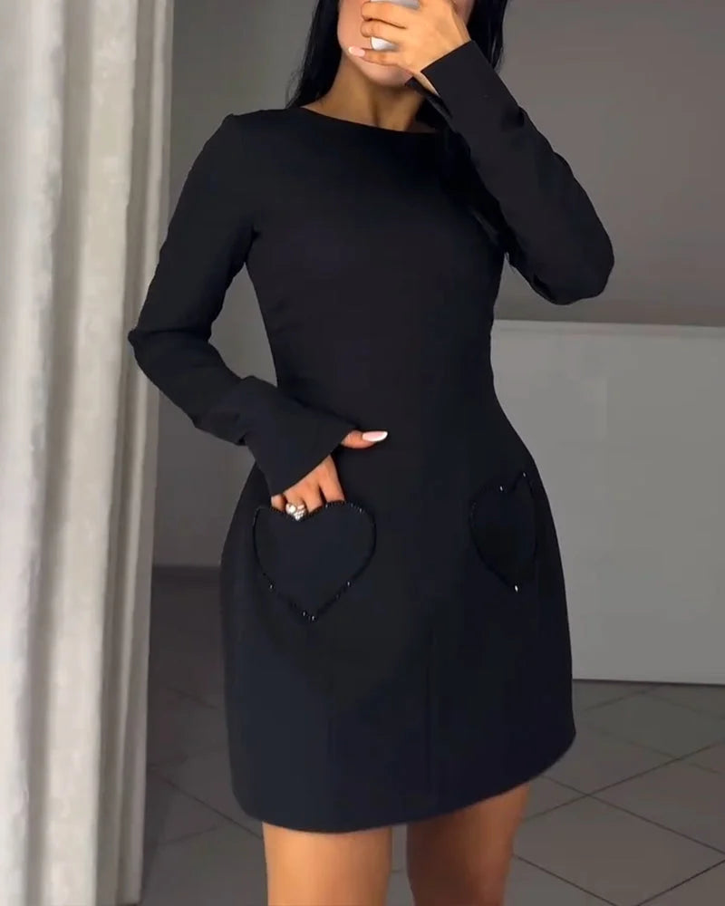 Elegante vestido de mangas compridas com detalhe de cordão na cintura