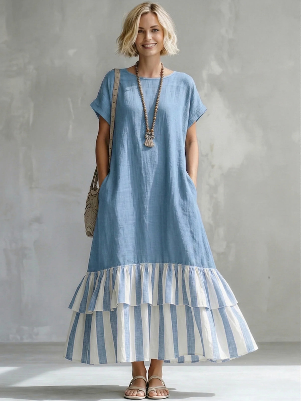 Vestido comprido largo e aconchegante em algodão e linho com estampado de patchwork às riscas e folhos.