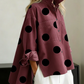 Blusa elegante e artística com estampado de bolinhas e gola alta.