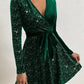 Vestido elegante em veludo com decote em V