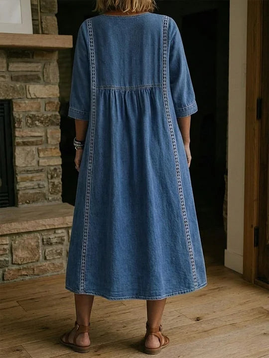Vestido de ganga para menina com detalhes em renda – modelo casual e solto com estilo vintage.