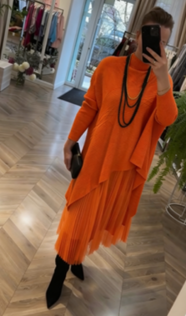 Vestido de tule tricotado com várias camadas e patchwork