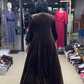 O vestido de lantejoulas exclusivo apresenta um design de decote diferenciado