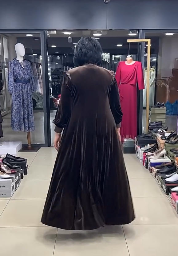 O vestido de lantejoulas exclusivo apresenta um design de decote diferenciado
