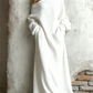 Vestido com capuz e ombros à mostra