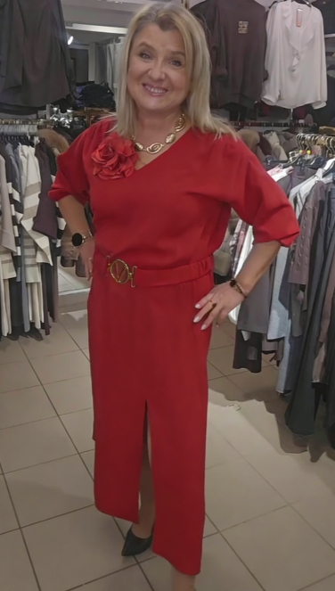 Vestido midi com racha e decote em V