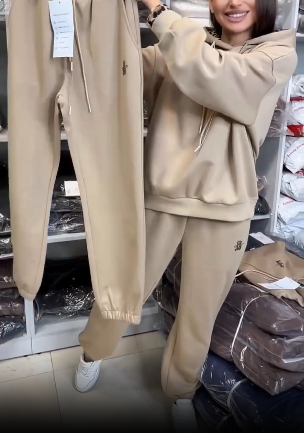 Elegante conjunto de menina com capuz e padrão leopardo, confortável para o dia a dia