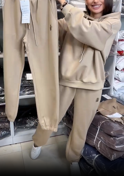 Elegante conjunto de menina com capuz e padrão leopardo, confortável para o dia a dia