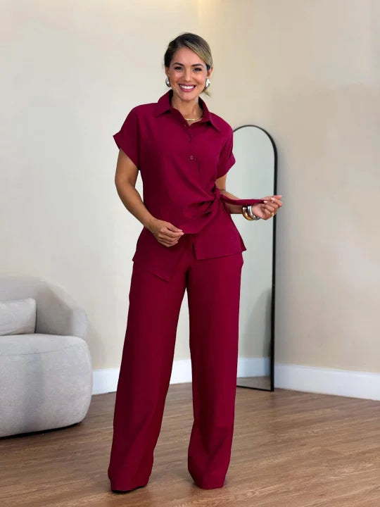 Um conjunto elegante com atilhos frontais