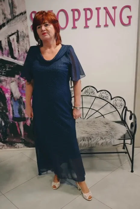 Vestido em chiffon com decote em V e strass