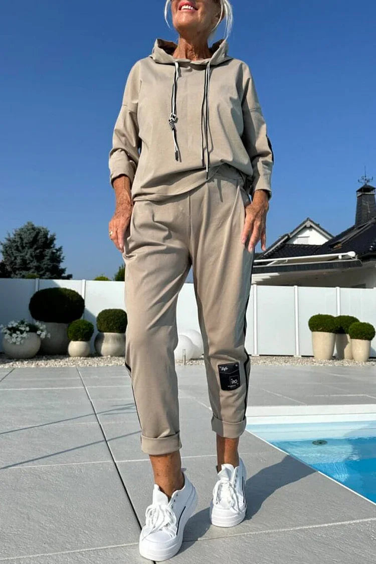 Blusa de mulher de gola redonda com cordão + calças listradas verticais e fato casual 2025