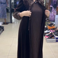 O vestido de lantejoulas exclusivo apresenta um design de decote diferenciado