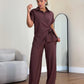 Um conjunto elegante com atilhos frontais