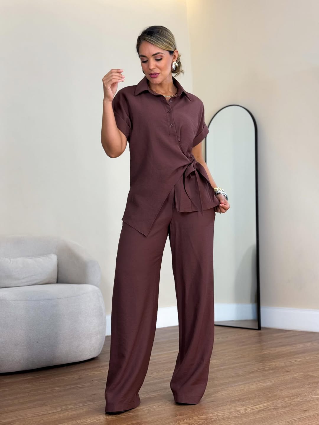 Um conjunto elegante com atilhos frontais