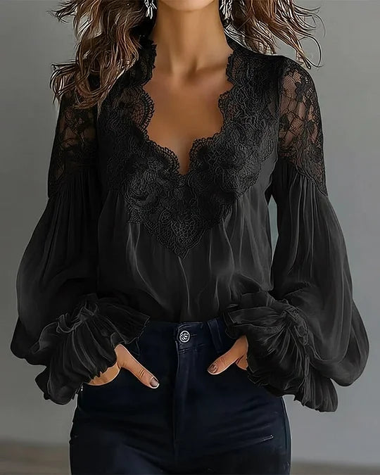 Blusa com decote em V e aplicações em renda