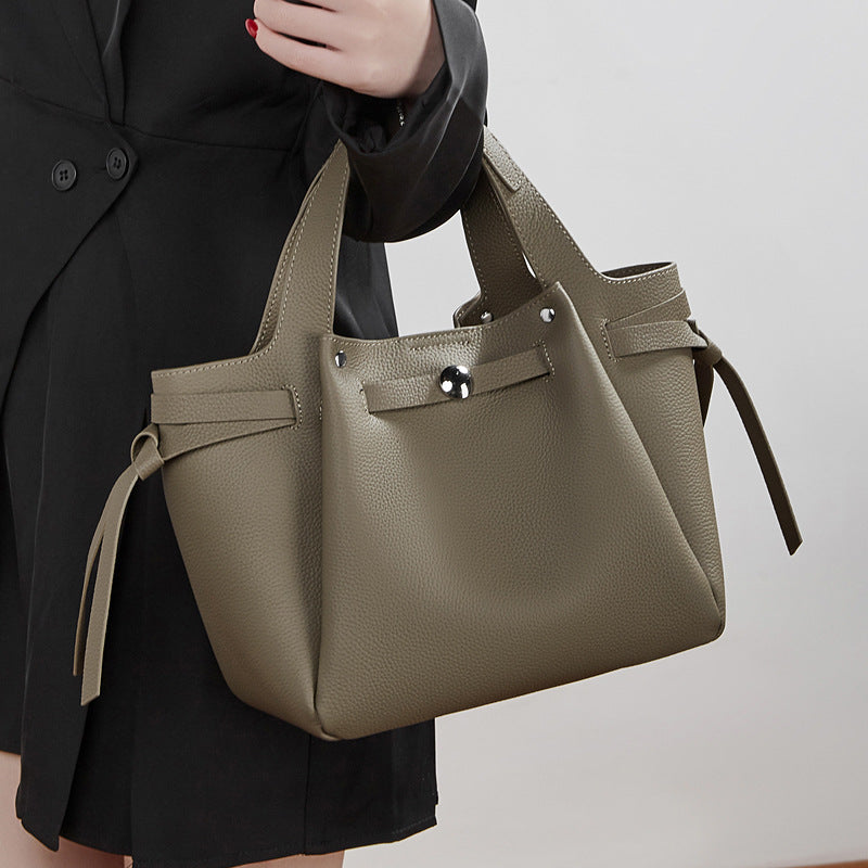 Bolsa em pele genuína com fecho de pressão