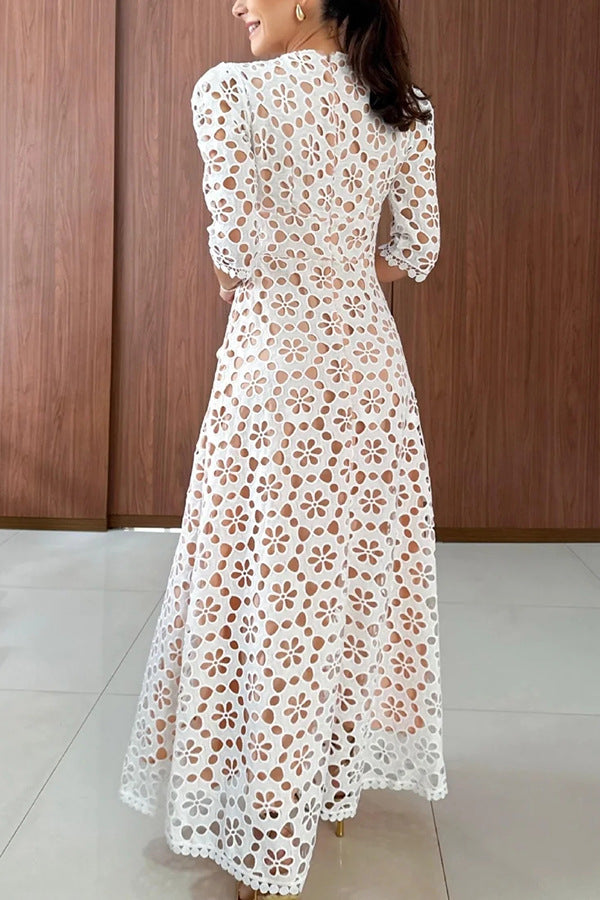Vestido de resort elegante de renda oca para mulher