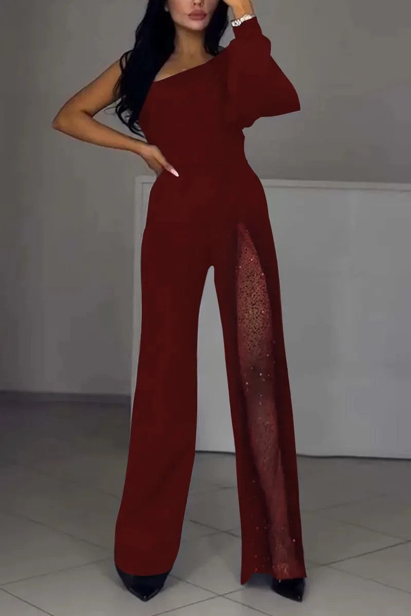 Macacão feminino elegante e sexy com ombros caídos e rachas altas