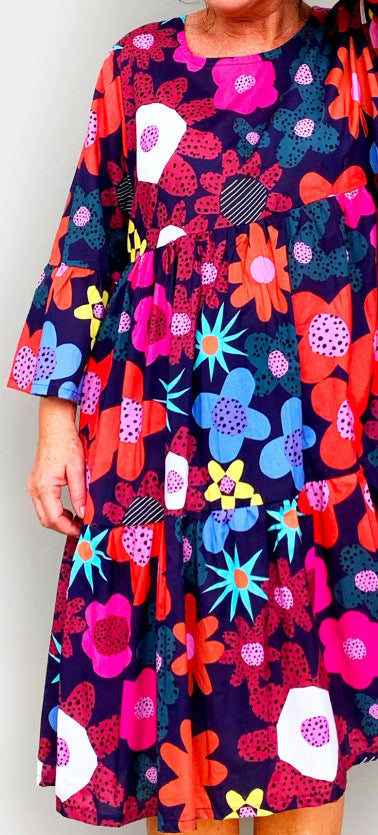 Vestido estampado floral com decote redondo, bolsos e calções