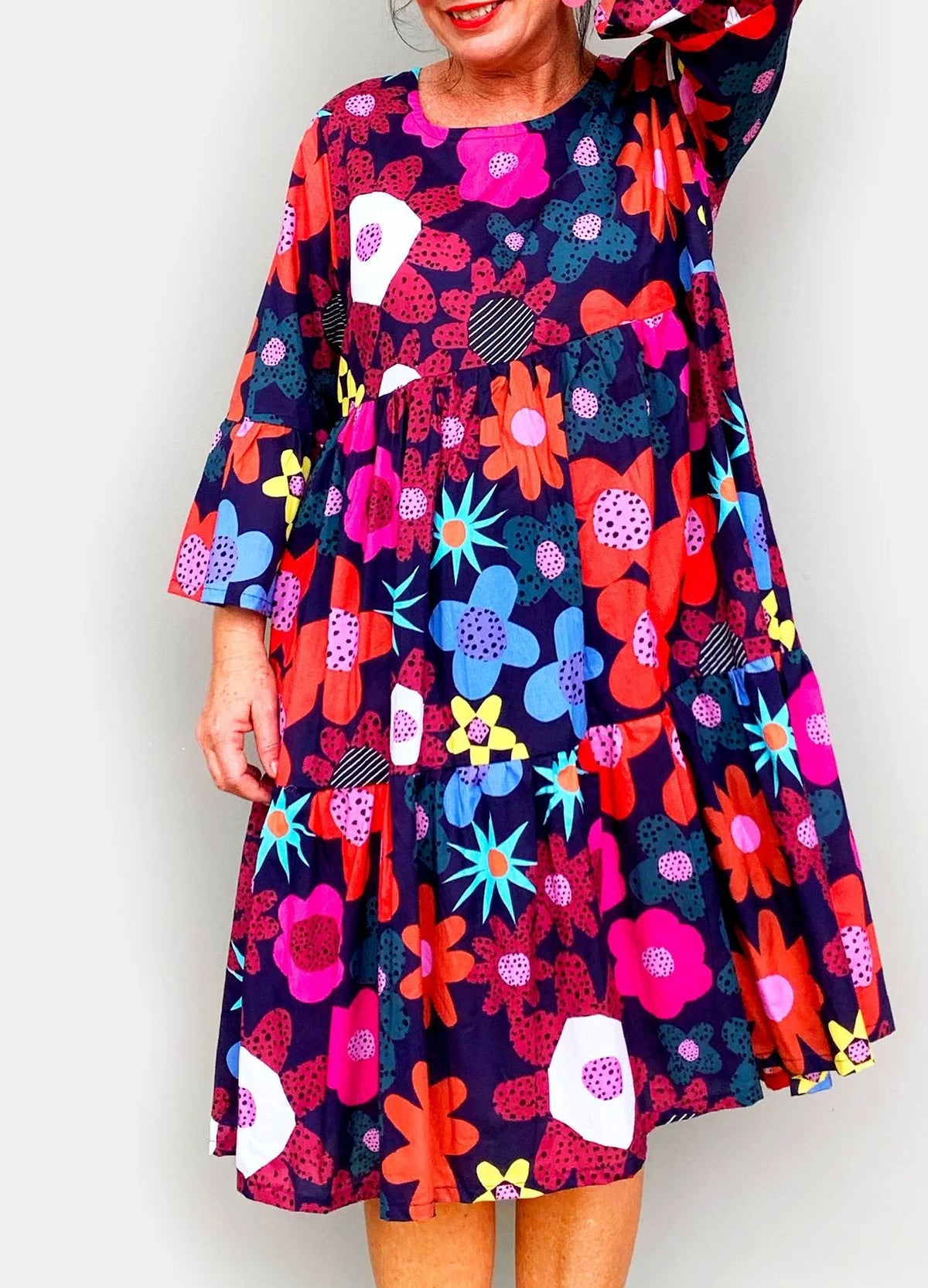 Vestido estampado floral com decote redondo, bolsos e calções