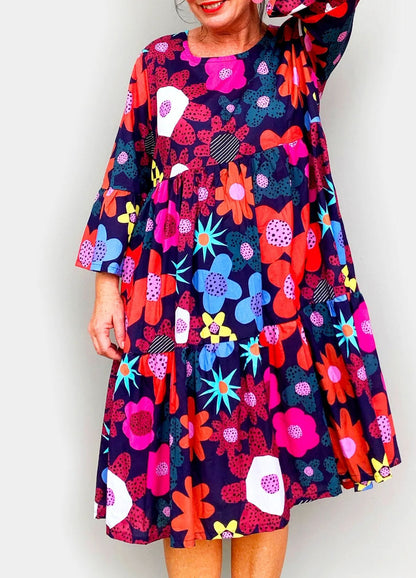 Vestido estampado floral com decote redondo, bolsos e calções