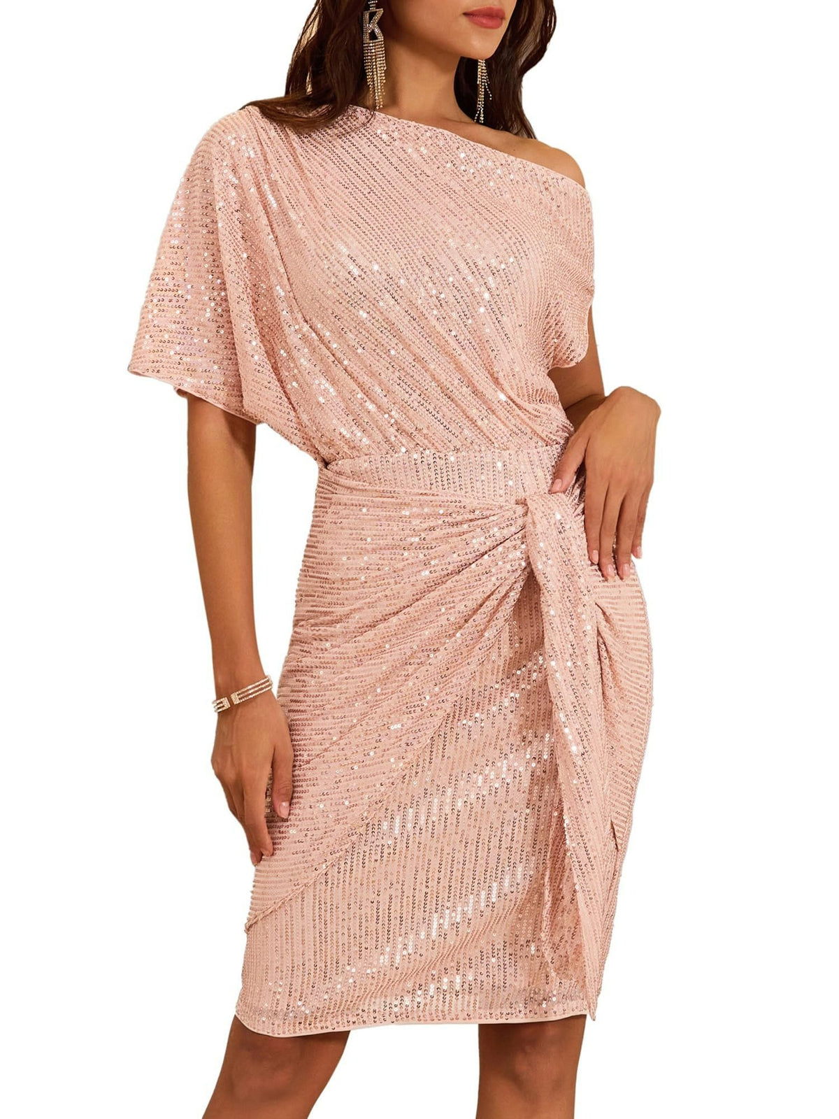Promoção imperdível - Vestido justo de um ombro só para mulher