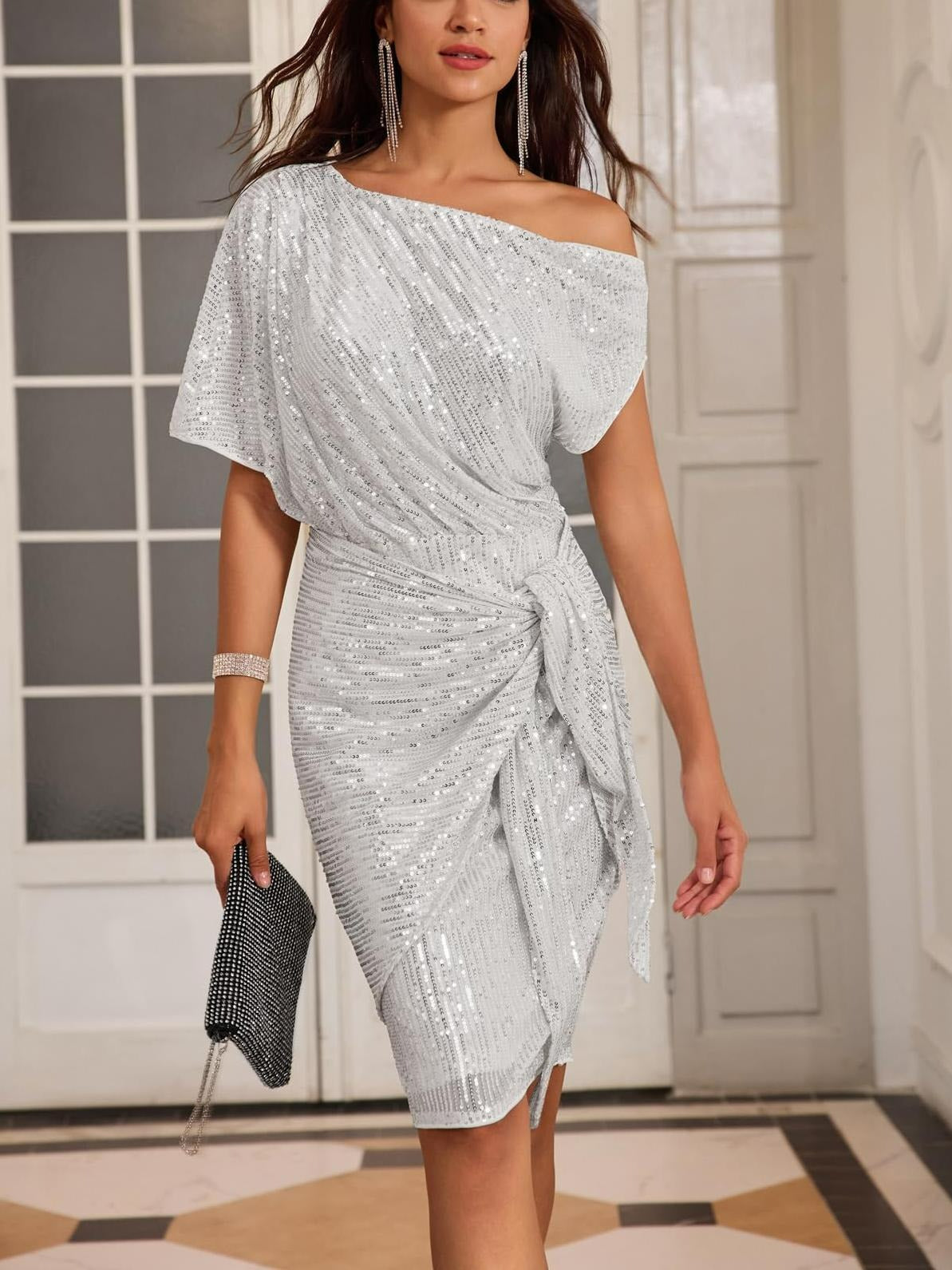 Promoção imperdível - Vestido justo de um ombro só para mulher