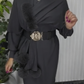 Um vestido de mangas compridas com decote redondo e um xaile decorado com elementos de pelúcia.