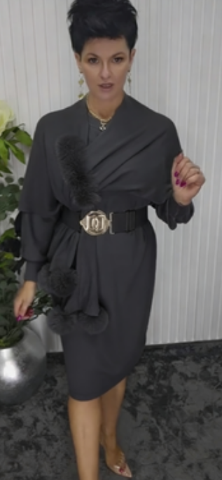 Um vestido de mangas compridas com decote redondo e um xaile decorado com elementos de pelúcia.