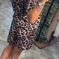 Blusa de mulher com estampa de leopardo e calções casuais