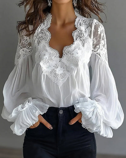 Blusa com decote em V e aplicações em renda