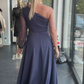 Vestido de um ombro só com mangas de lantejoulas e detalhes em tule.