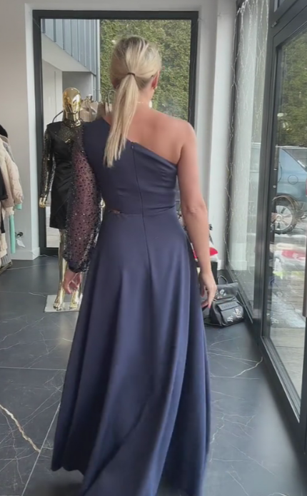 Vestido de um ombro só com mangas de lantejoulas e detalhes em tule.