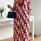 Um elegante vestido midi adornado com estampados artísticos e decote em V