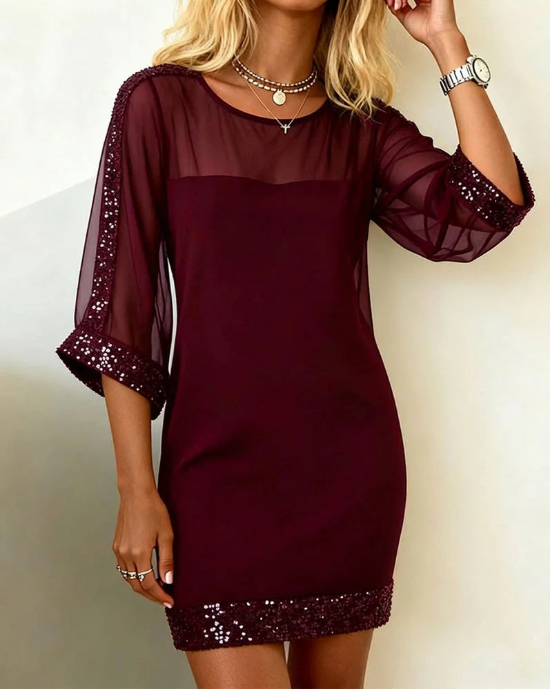 Vestido de menina com decote redondo, painéis de tule e lantejoulas.