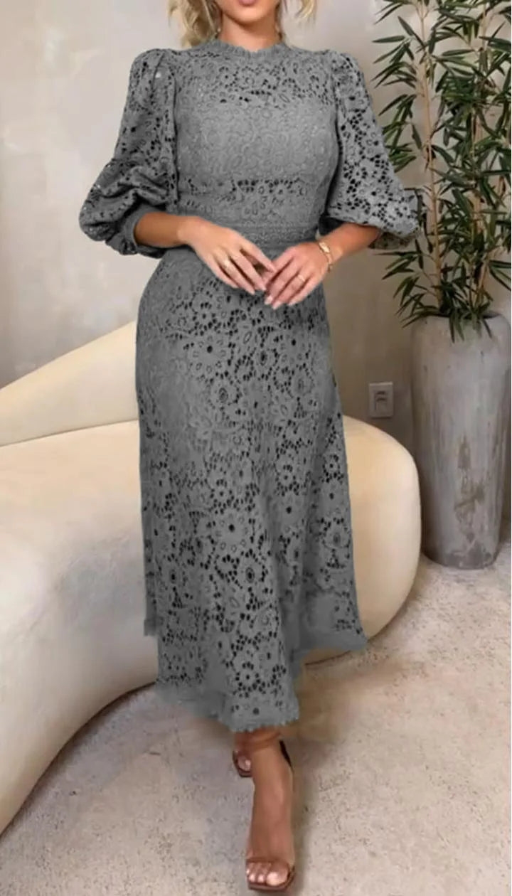 Vestido de mulher de renda vazada com mangas abalonadas e decote redondo