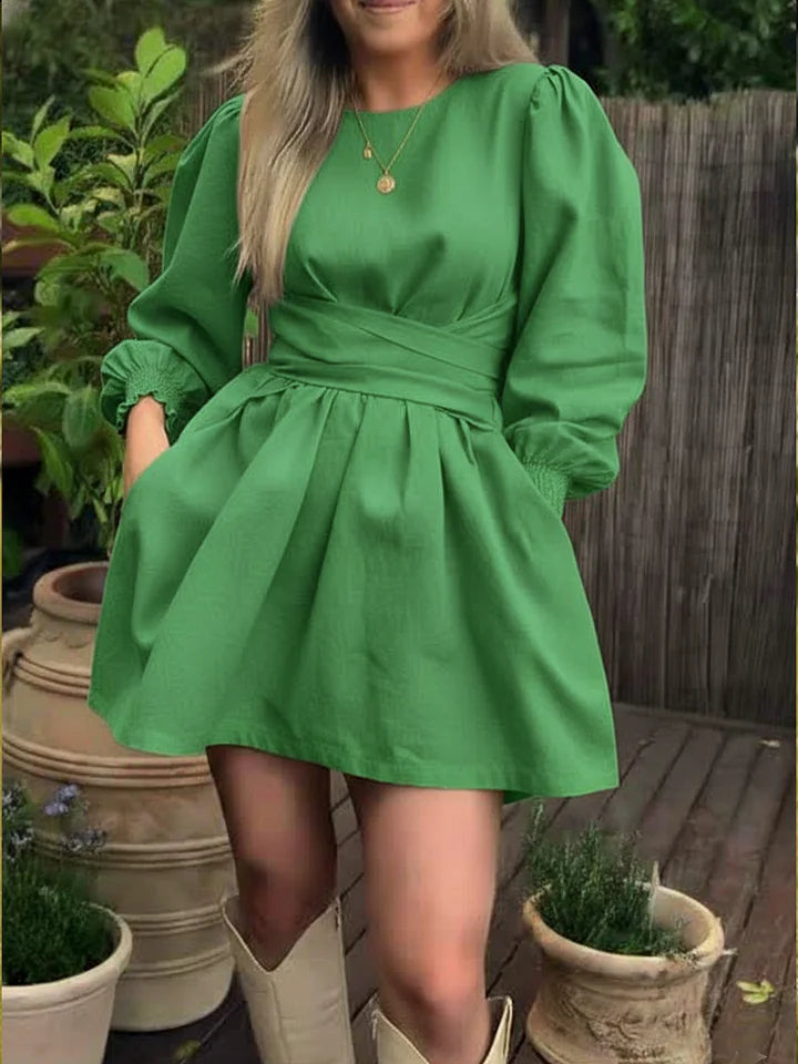 Vestido em linho e algodão com atilhos na cintura