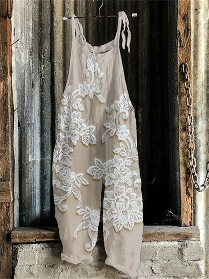 Macacão vintage bordado em renda floral e mistura de linho