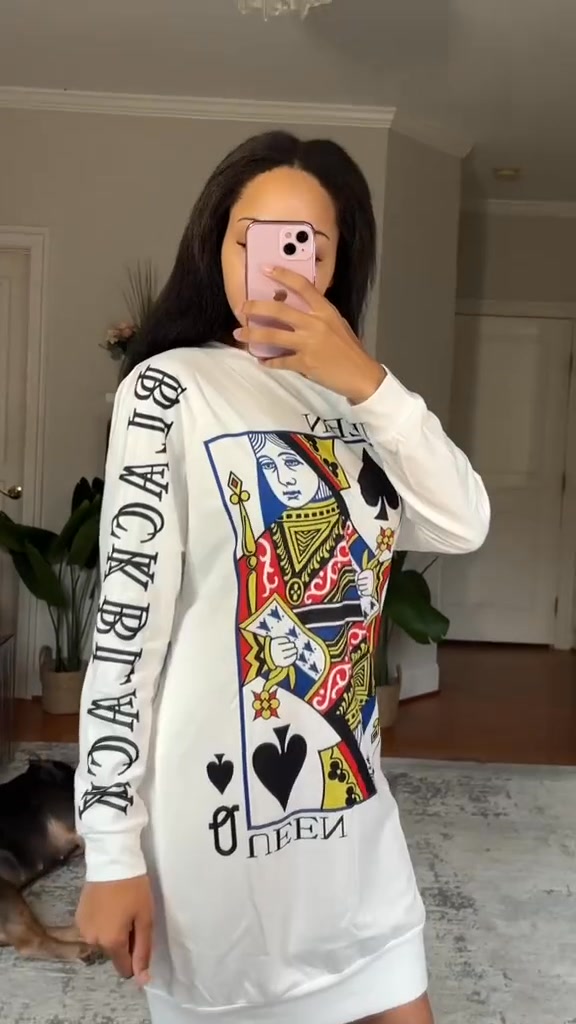 Vestido de menina com estampado de carta de baralho e ombros caídos