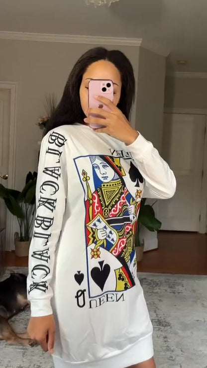 Vestido de menina com estampado de carta de baralho e ombros caídos