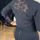 Vestido de menina com racha e padrão vazado.