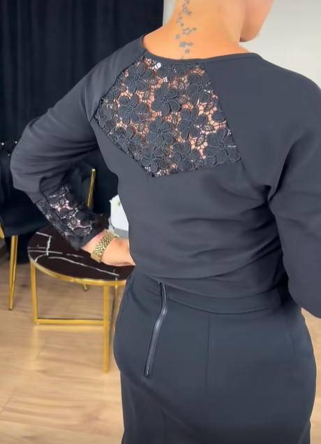 Vestido de menina com racha e padrão vazado.