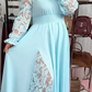 Vestido comprido bordado com gola alta
