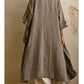 Conjunto de três peças casual boho-chic em linho e algodão, composto por um casaco comprido, blusa sem mangas e calças.