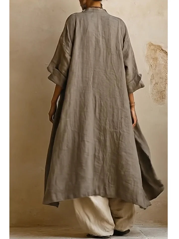 Conjunto de três peças casual boho-chic em linho e algodão, composto por um casaco comprido, blusa sem mangas e calças.