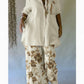 Conjunto de duas peças casual com estampado floral, composto por camisa e calças em linho e algodão