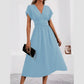 Vestido de menina com decote em V e modelagem ajustada