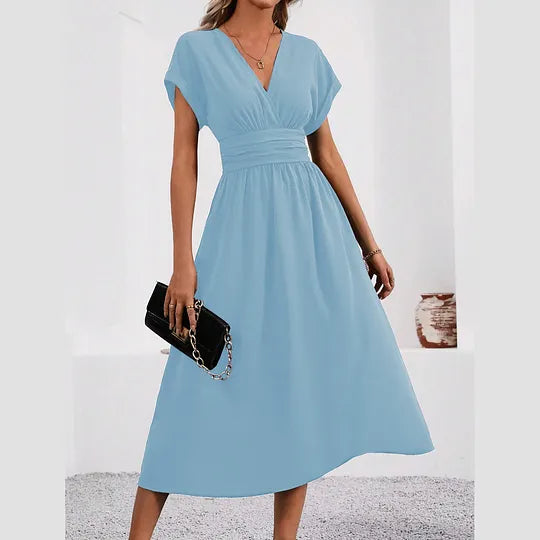 Vestido de menina com decote em V e modelagem ajustada